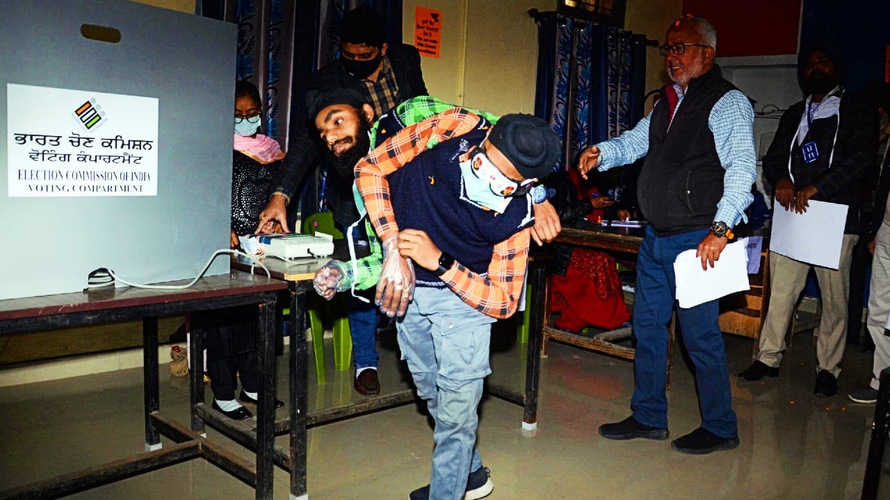 शरीर से जुड़े सोहन-मोहन को एक व्यक्ति का वेतन देती है पंजाब सरकार, चुनाव आयोग ने माना दो वोटर