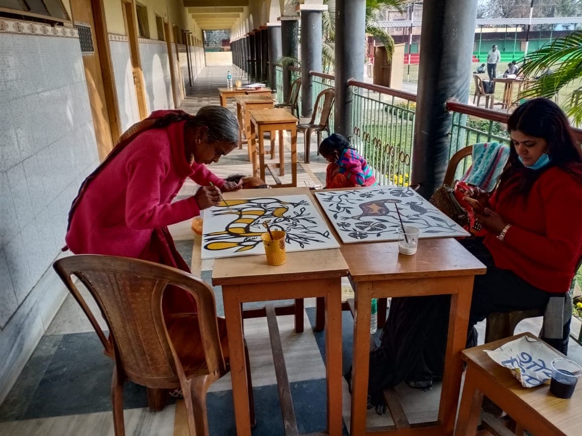 Sohrai Painting : झारखंड के बोकारो में रंग अविरल में कलाकारों ने बिखेरे सोहराई के रंग, धनबाद आर्ट फेयर में प्रदर्शित होंगी ये कलाकृतियां