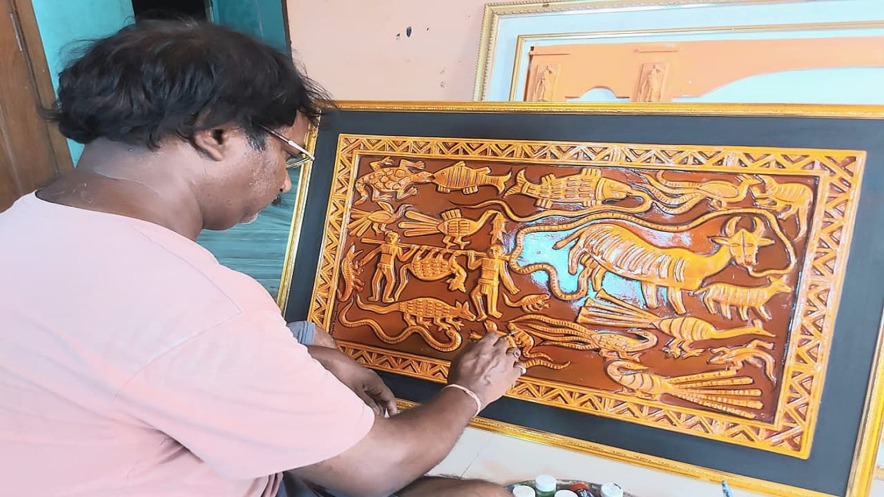 PM Modi Deoghar Visit: कौन हैं श्याम विश्वकर्मा, जिनकी सोहराई पेंटिंग PM मोदी को भेंट करेंगे हेमंत सोरेन