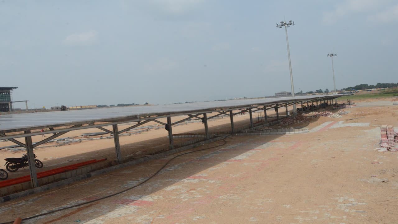 देवघर एयरपोर्ट में बना पूर्वी भारत का पहला सोलर पार्किंग जोन, 300 किलो वाट बिजली का होगा उत्पादन