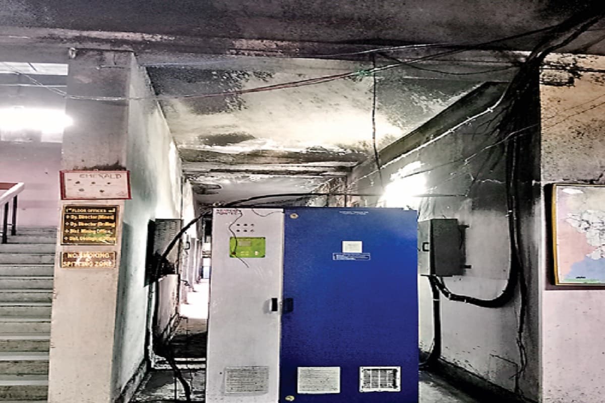 हजारीबाग: जले सामान को नहीं हटा रही सोलर प्लांट लगानेवाली एजेंसी, दुर्गंध से कर्मचारियों का घुट रहा है दम