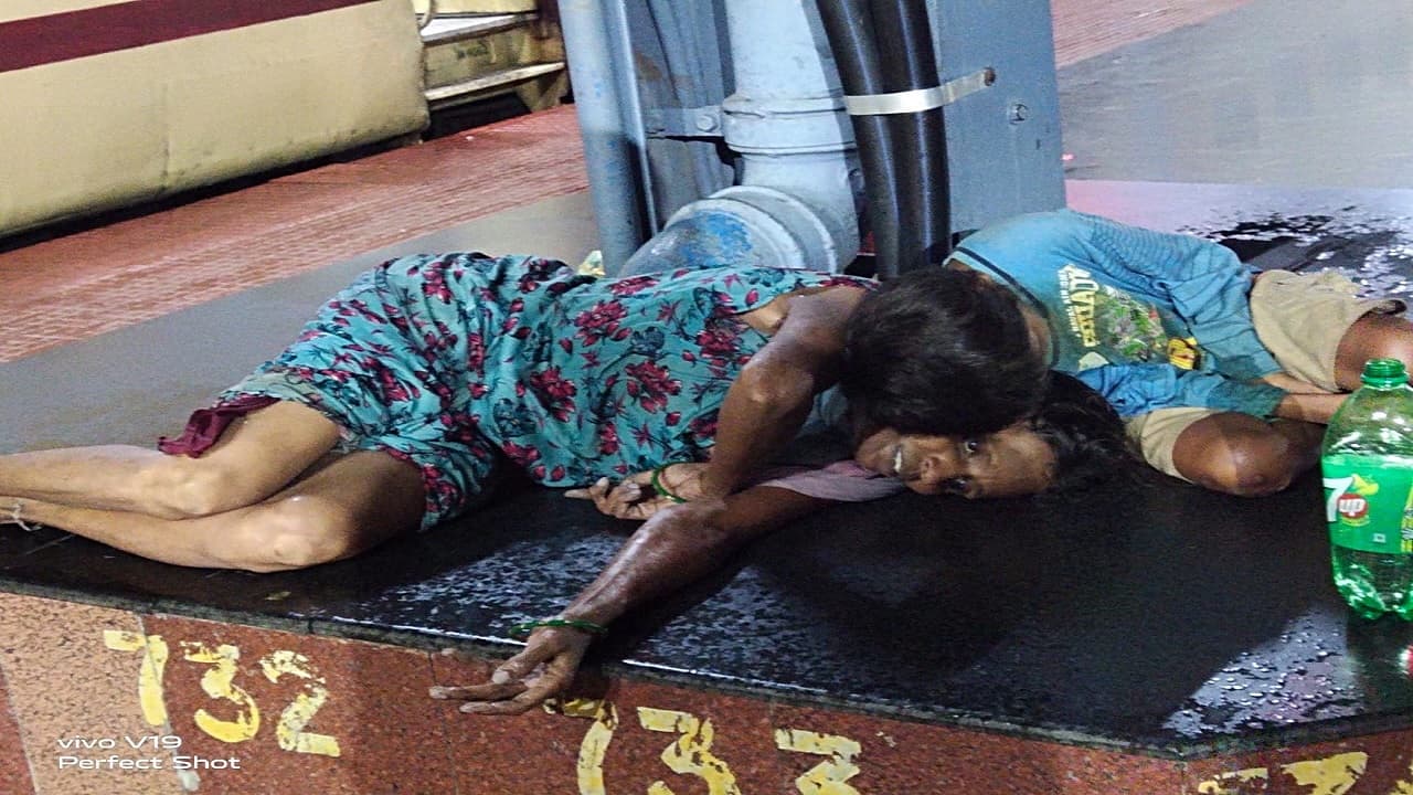 Bihar : स्टेशन पर मर चुकी थी मां, अंजान मासूम शव से ही खेलता रहा, लोगों ने कलेजे से चिपका देखा तो...