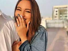सोनाक्षी सिन्हा ने कर ली सगाई ? रिंग फ्लॉन्ट करते हुए छिपाया मिस्ट्री मैन का चेहरा; PHOTOS