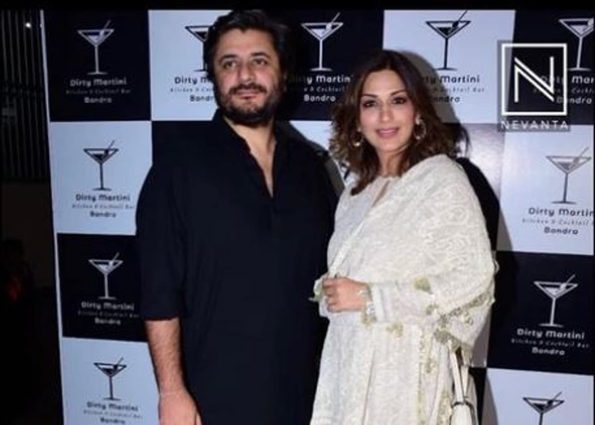 सोनाली बेंद्रे ने रिपीट किया अपना 16 साल पुराना सूट, कहा- जेम्स बॉन्ड के वर्जन के साथ खड़ी हूं....