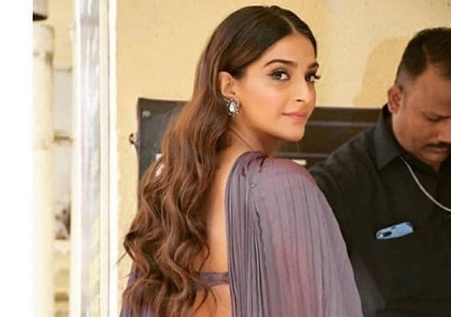 Sonam Kapoor ने पूछा सवाल- ट्रोलर्स को पैसे कौन देता है?