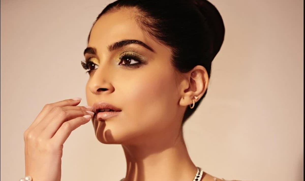 प्रेग्नेंसी की अनाउंसमेंट के बाद पति संग पहली बार मीडिया के सामने आईं सोनम कपूर, आनंद ने दिया ऐसा रिएक्शन