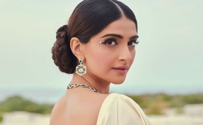 ‘सुशांत सिंह राजपूत को नहीं जानती सोनम कपूर’, ट्रोल होने के बाद अभिनेत्री ने उठाया ये कदम