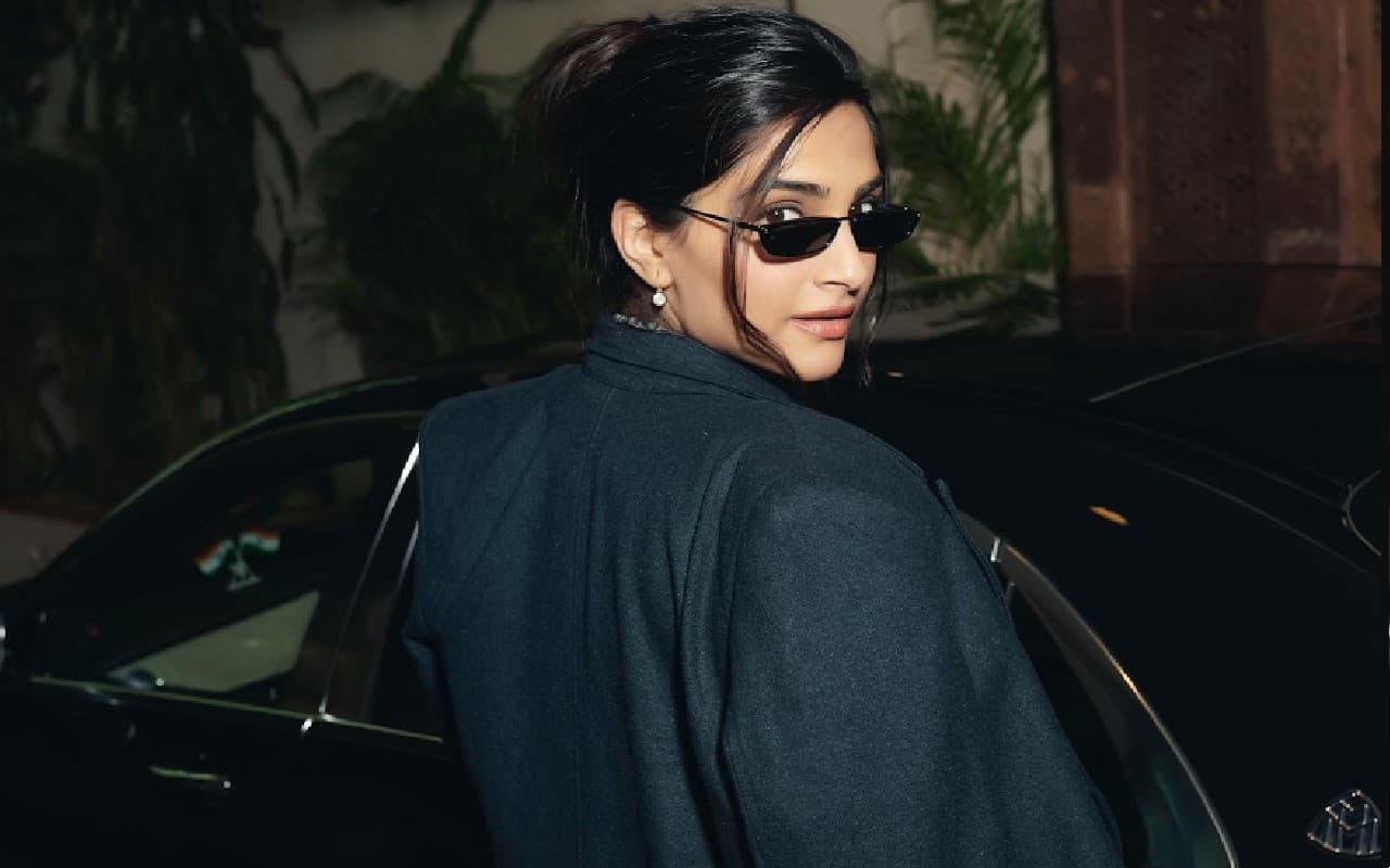 सोनम कपूर ने एयरपोर्ट पर पैपराजी से की ये रिक्वेस्ट, एक्ट्रेस के स्टाइल सेंस ने खींचा फैंस का ध्यान,VIDEO