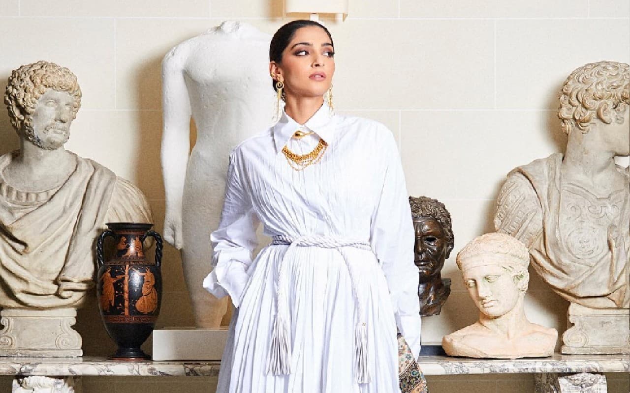 सोनम कपूर ने इतने करोड़ में बेचा अपना आलीशान बंगला, जानें एक्ट्रेस की नेटवर्थ