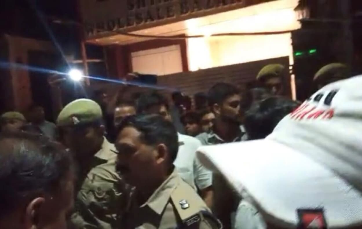 UP: मोहर्रम पर सोनभद्र में माहौल बिगाड़ने की साजिश, मंदिर के करीब फेंका गोवंश का अवशेष, लोगों ने किया हंगामा