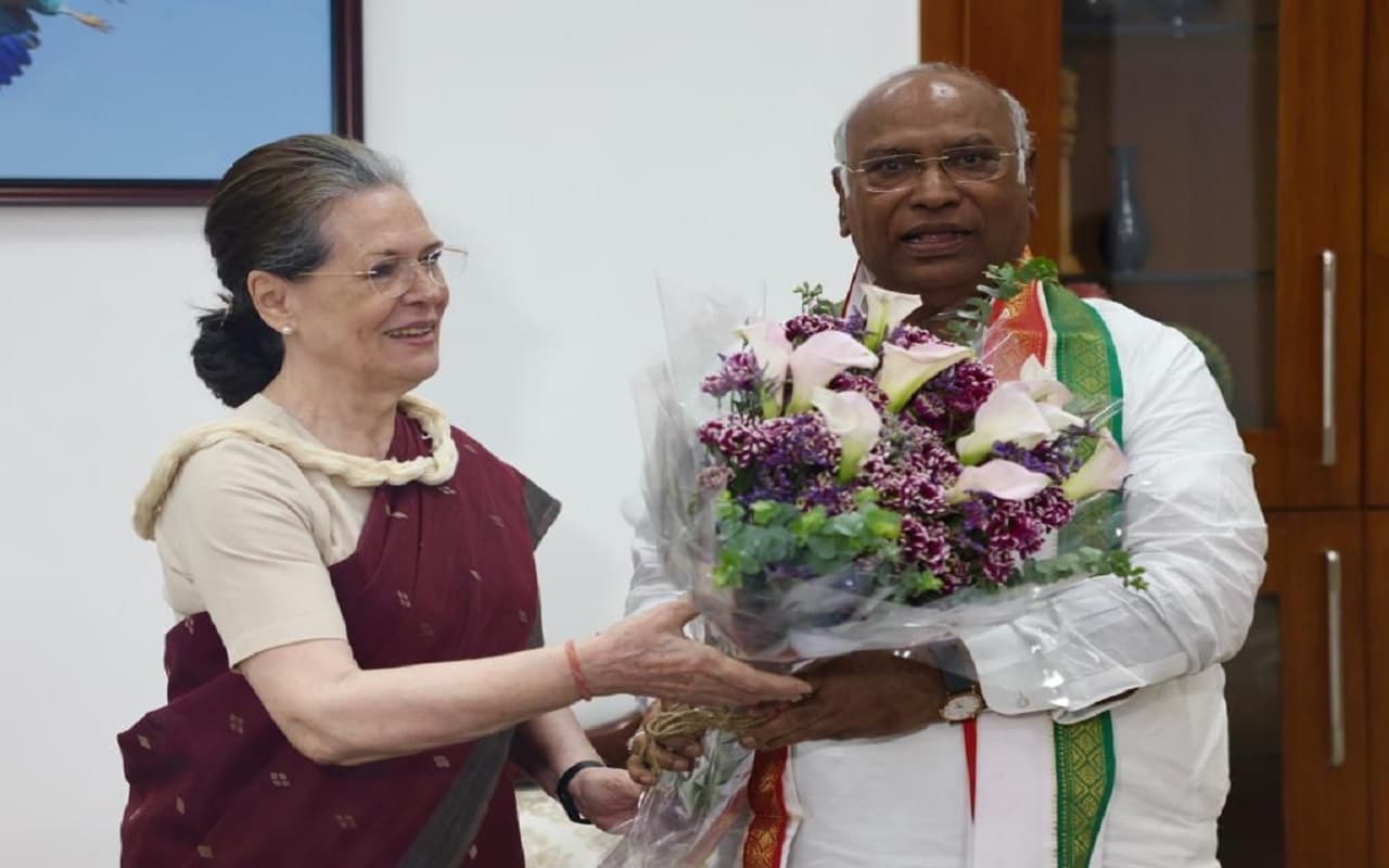 Congress President Result: खड़गे बोले- सोनिया और राहुल गांधी से लेते रहेंगे मार्गदर्शन