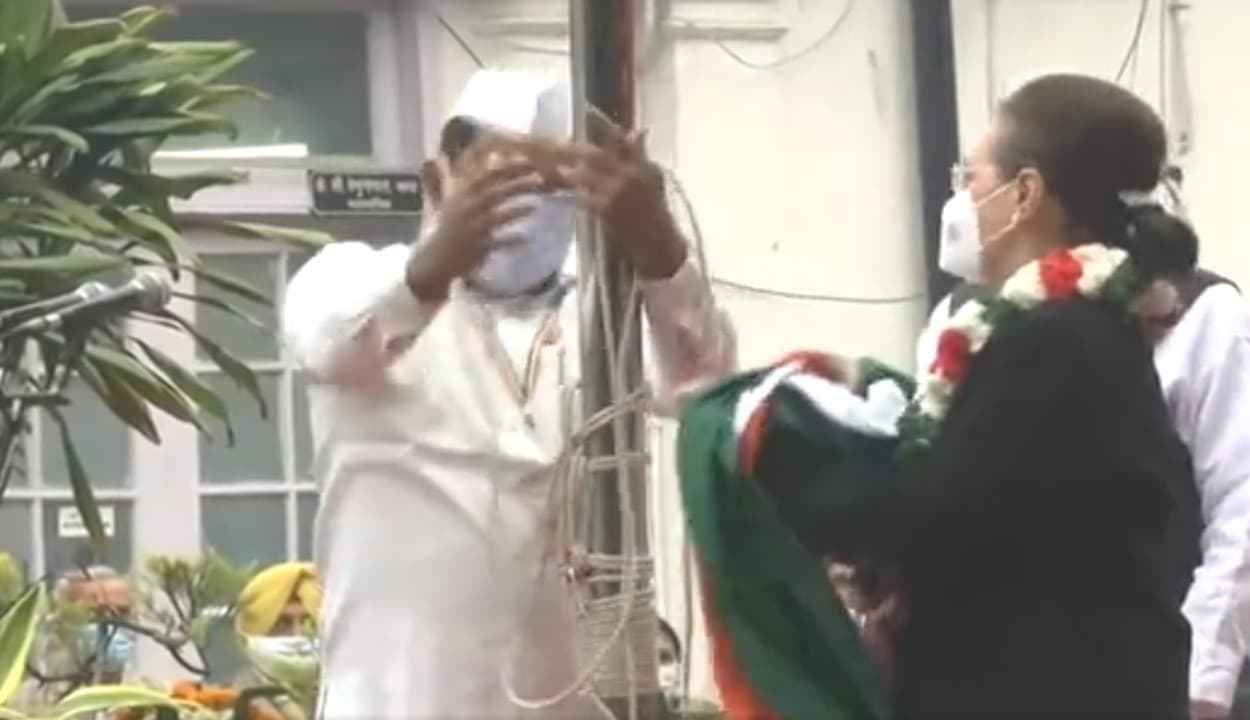 कांग्रेस स्थापना दिवस : एआईसीसी के मुख्यालय में सोनिया गांधी को दो बार फहराना पड़ा झंडा, वजह जानें