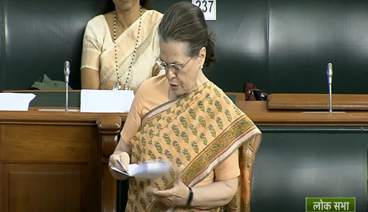 सरकार कर रही है मनरेगा के बजट में कटौती, सोनिया गांधी ने उठाया सवाल, सरकार ने दिया ये जवाब