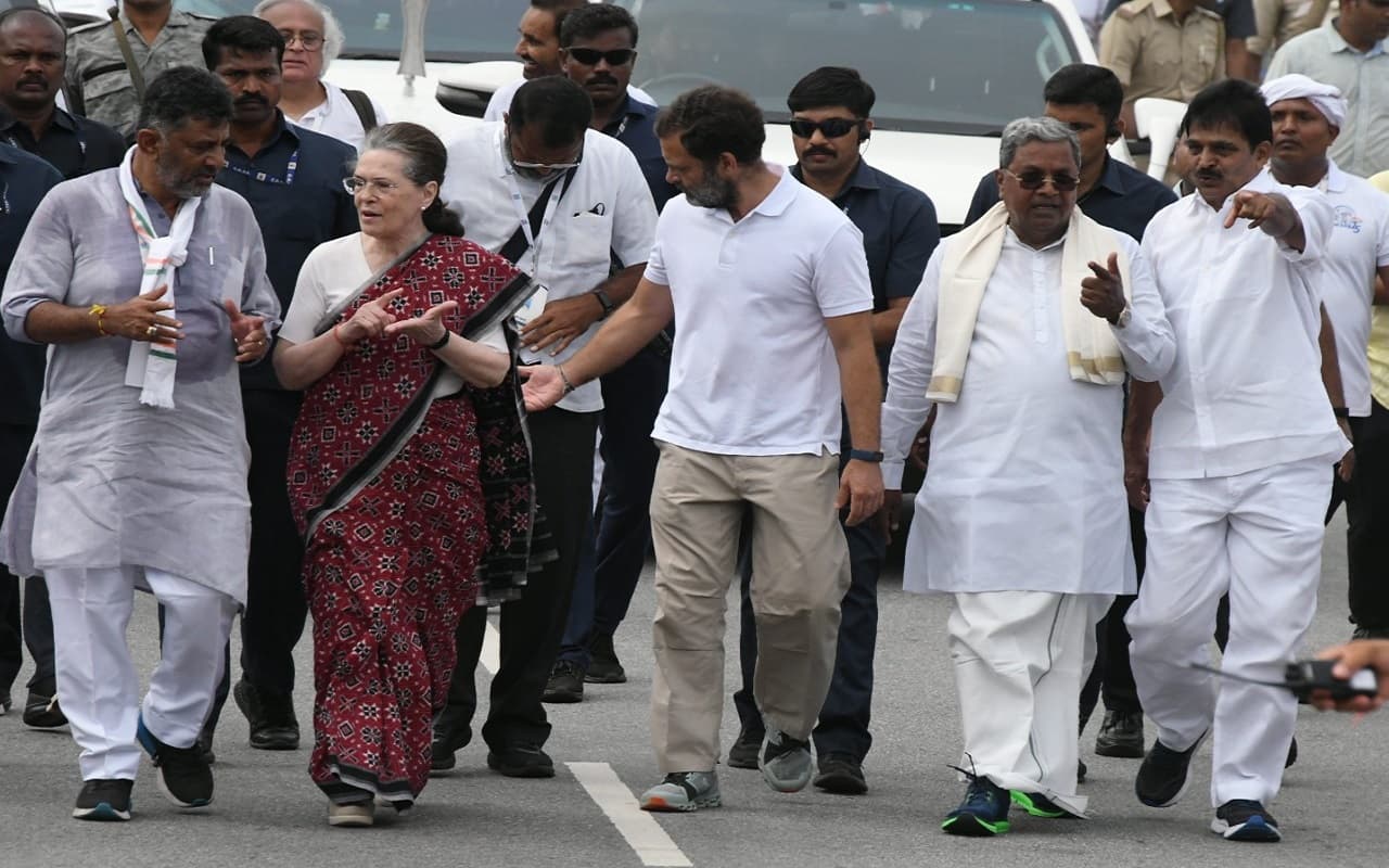 Bharat Jodo Yatra: यात्रा के दौरान राहुल गांधी के साथ अलग अंदाज में नजर आईं सोनिया गांधी, देखें तस्वीर