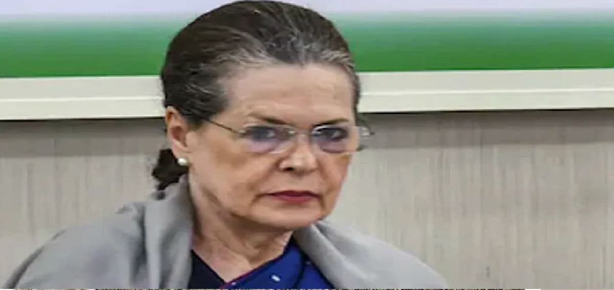 इटली की सड़कों पर सोनिया गांधी की ऐसी तस्वीरें क्यों लगी हैं?