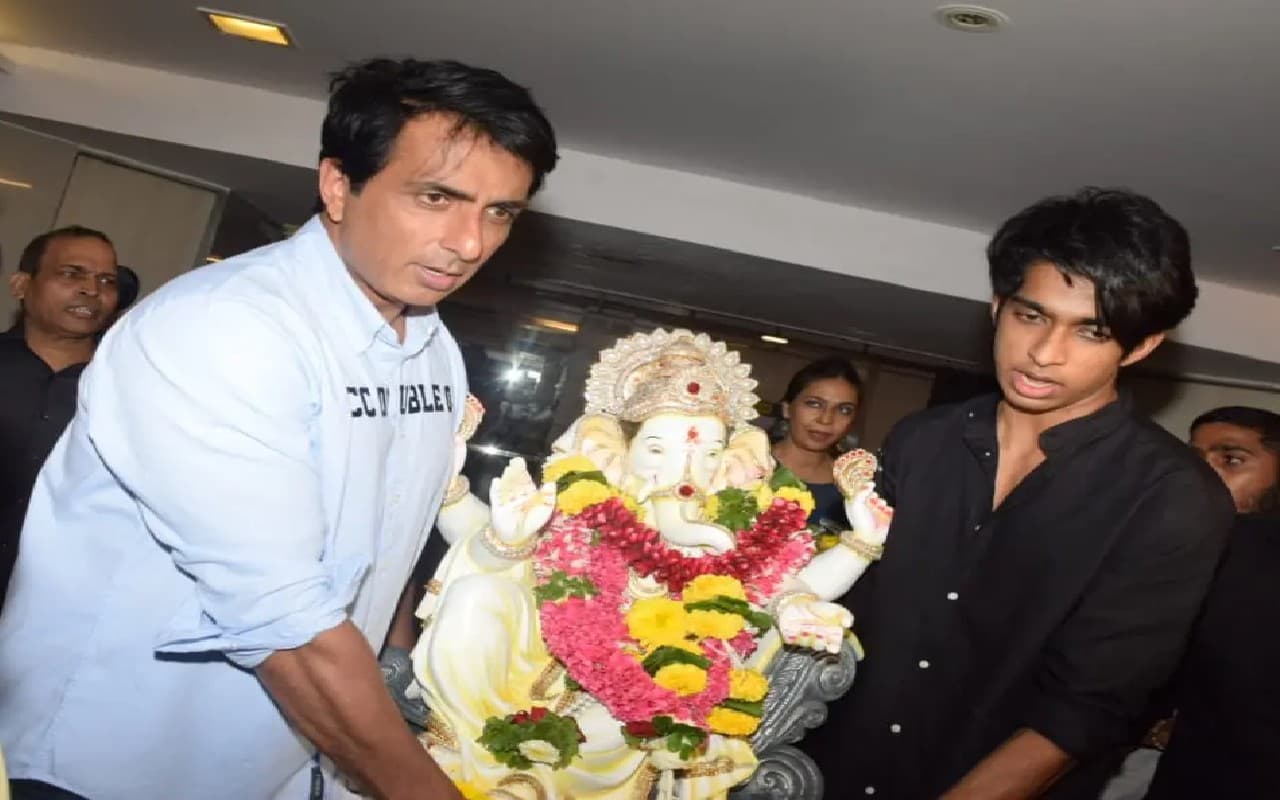 Ganpati Visarjan: सोनू सूद ने धूमधाम से किया गणपति बप्पा को विदा, पत्नी और बेटों के साथ एक्टर आए नजर