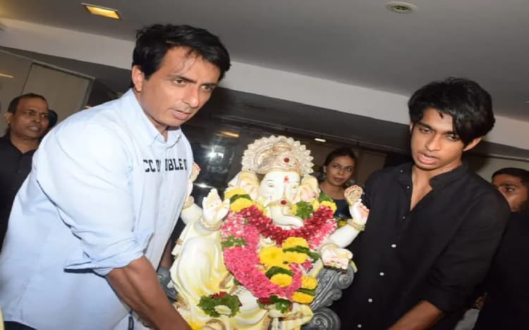 Ganpati Visarjan: सोनू सूद ने धूमधाम से किया गणपति बप्पा को विदा, पत्नी और बेटों के साथ एक्टर आए नजर