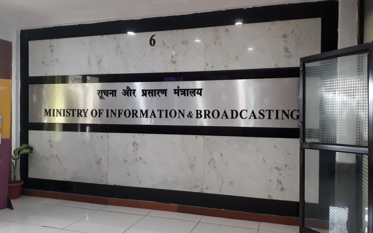 सूचना और प्रसारण मंत्रालय ने टीवी चैनलों को दी चेतावनी, कहा- हिंसक वीडियोज में एडिटिंग नहीं की जा रही