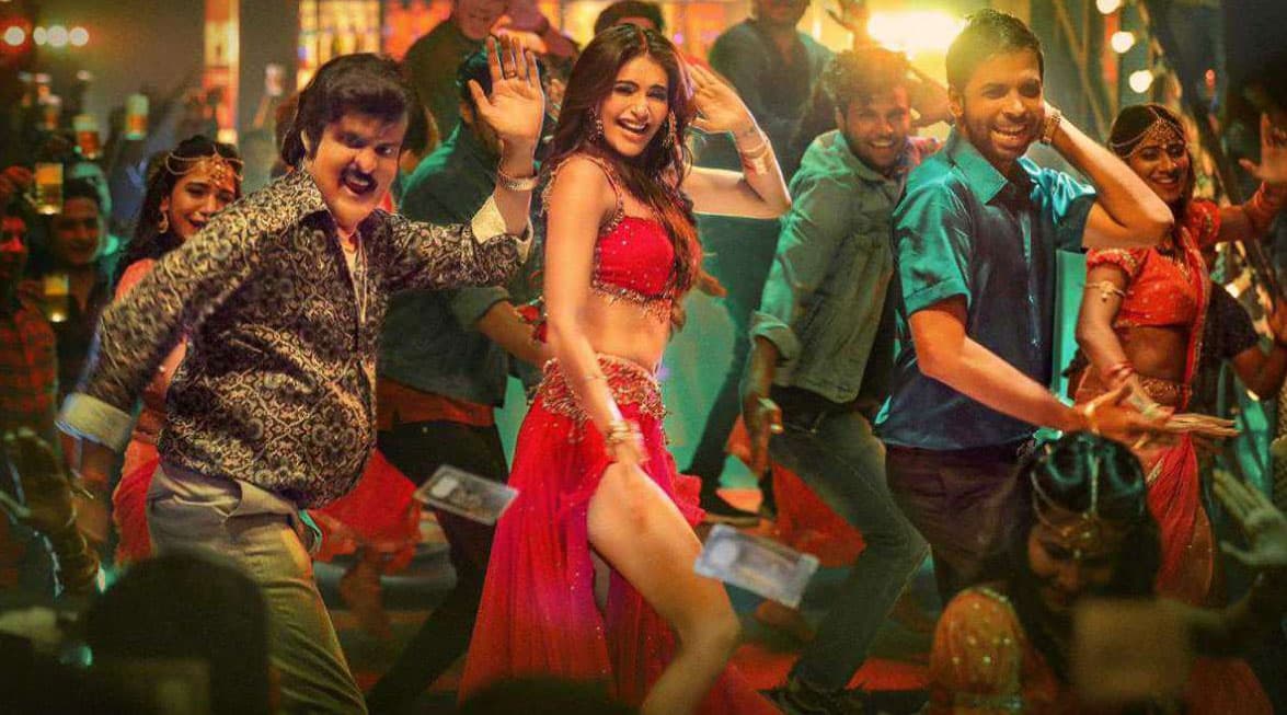 करिश्मा तन्ना संग ठुमके लगा रहे हैं मनोज वाजपेयी, एक्टर ने अपने नए लुक में लोगों को किया हैरान, यहां देखें Video