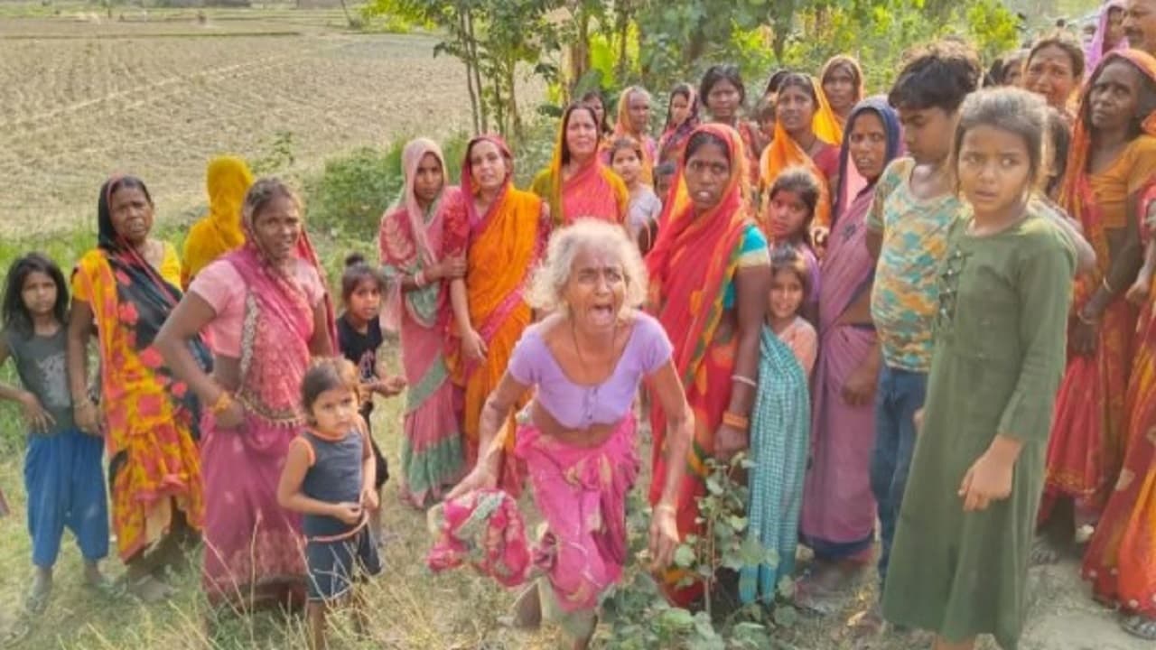 बिहार: शिवहर में बीच सड़क पर मिला किशोर का शव, परिजनों ने ट्रैक्टर से कुचलकर हत्या का लगाया आरोप बिहार: शिवहर में बीच सड़क पर मिला किशोर का शव, परिजनों ने ट्रैक्टर से कुचलकर हत्या का लगाया आरोप