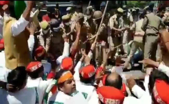 NEET, JEE mains 2020: लखनऊ में नीट और जेईई परीक्षा आयोजन का विरोध कर रहे सपा कार्यकर्ताओं पर लाठीचार्ज, गिरफ्तार...