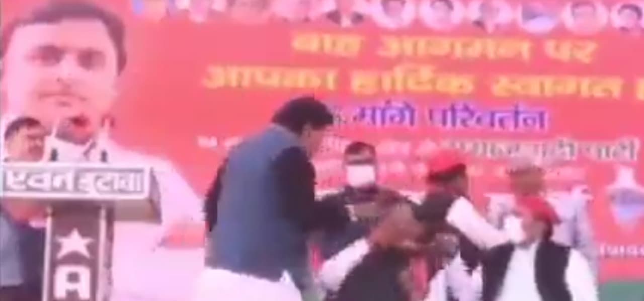 UP Election 2022: सपा के राष्ट्रीय महासचिव ने जिलाध्यक्ष को दिखाया थप्पड़, मंच पर हंस पड़े अखिलेश यादव