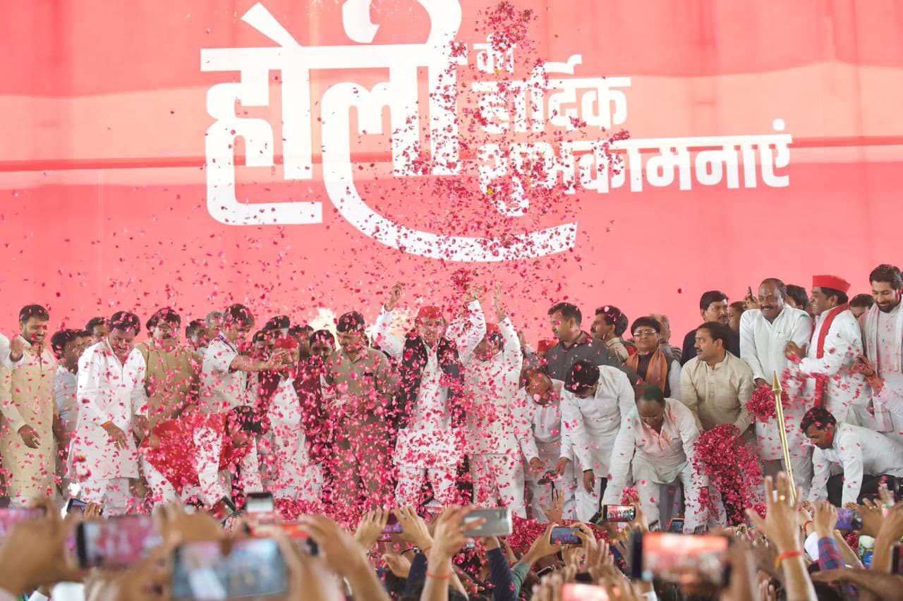Holi 2022: सैफई में होली के दिन मंच पर एकजुट हुआ सपा परिवार, फूलों की होली में दिखीं खुशियां अपार, Photos