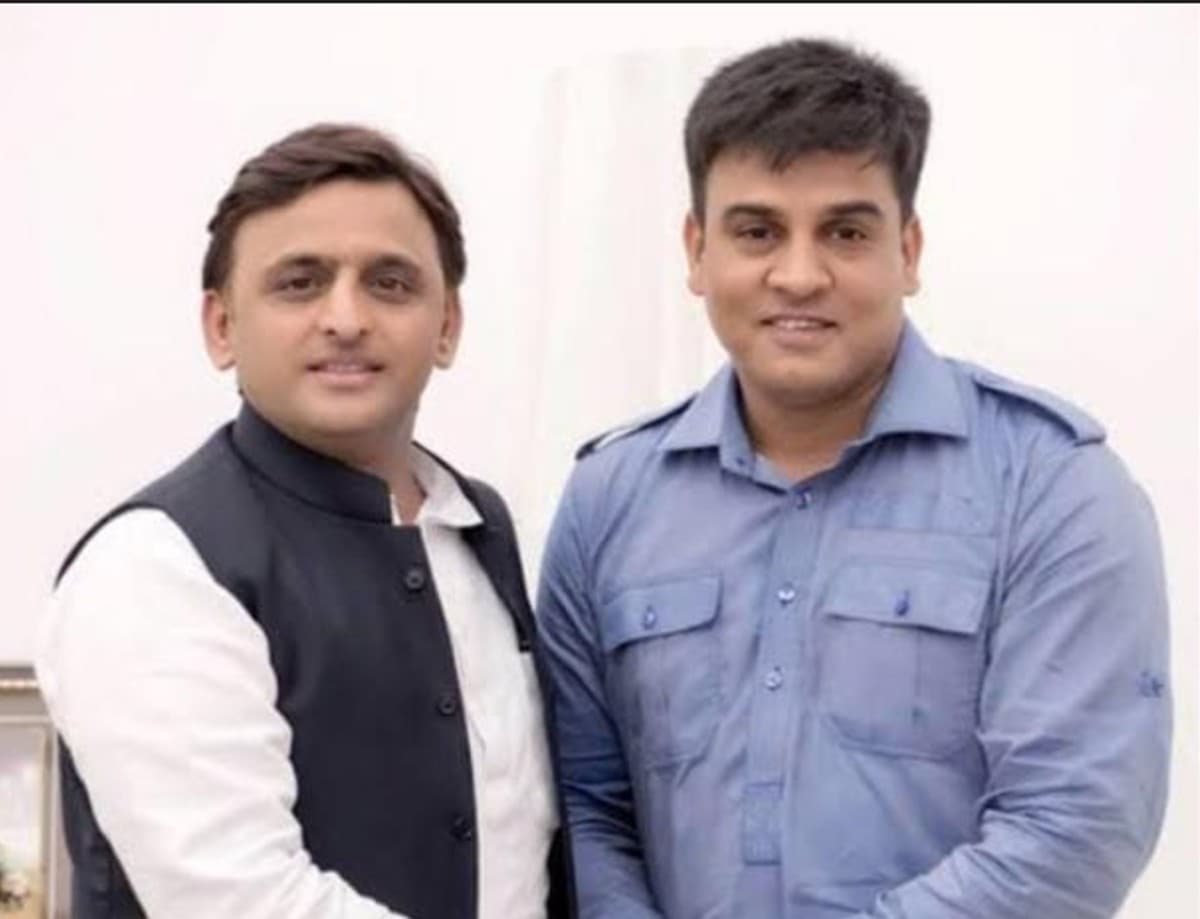 सैफई में मुलायम परिवार ने जमकर उड़ाया रंग, अखिलेश-शिवपाल ने कार्यकर्ताओं को गुलाल लगा दी होली की बधाई