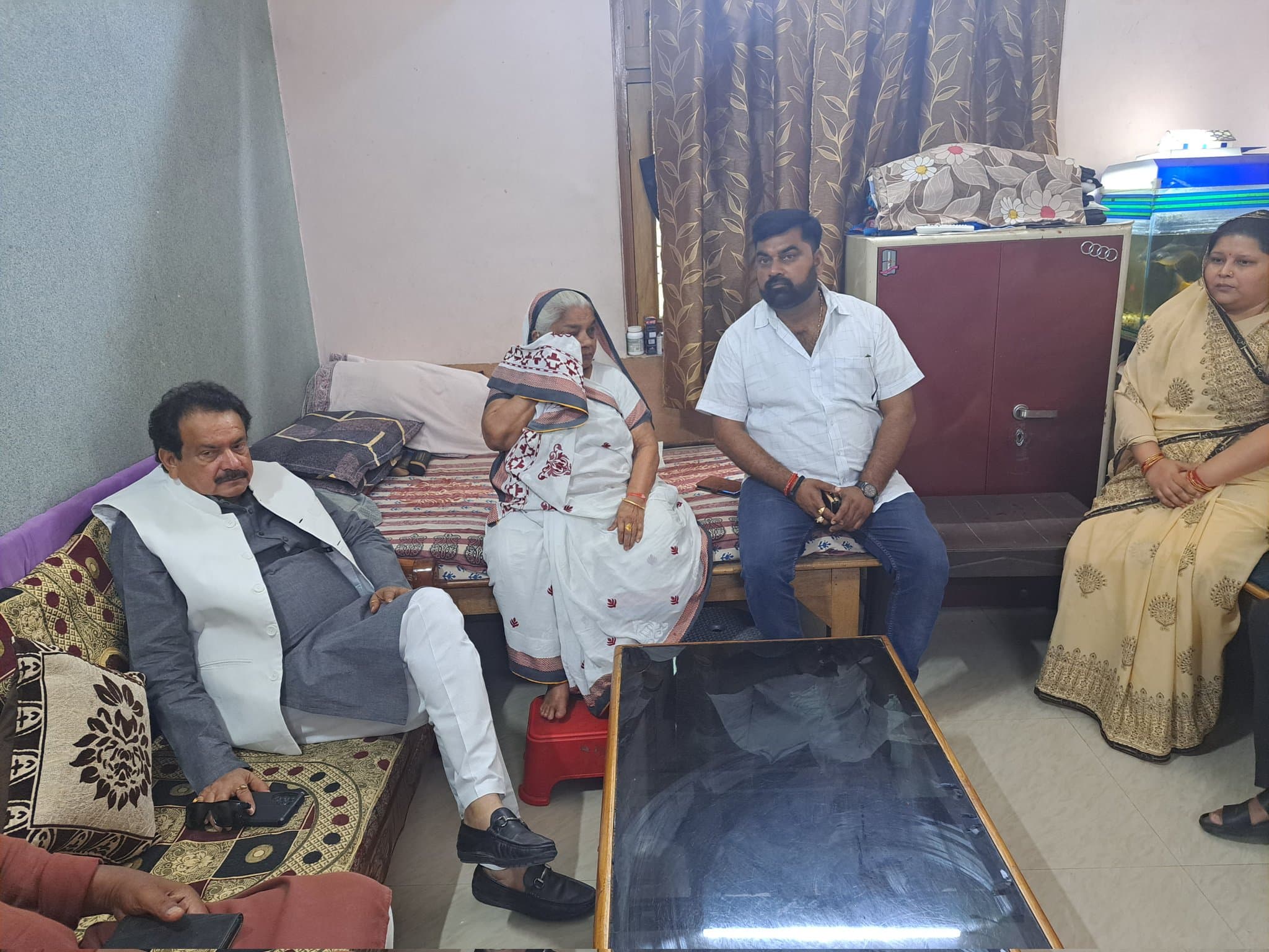 केंद्रीय मंत्री एसपी सिंह बघेल ने उमेश पाल के परिजनों से की मुलाकात, बोले- जल्द पकड़ा जाएगा गुड्डू मुस्लिम