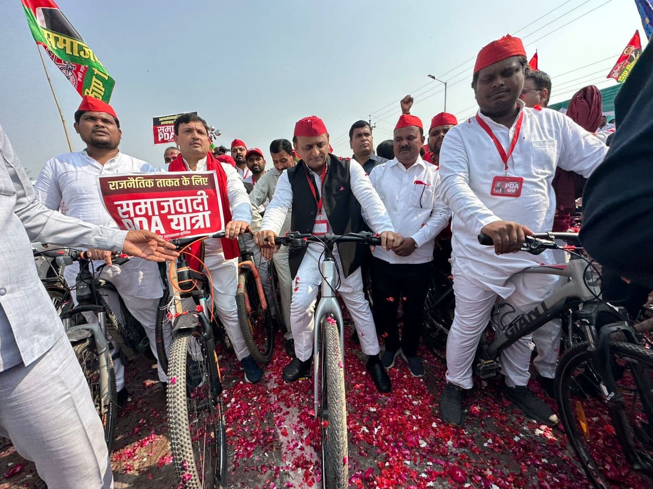 अखिलेश  की PDA यात्रा में बज रहा यह थीम गीत, तस्वीरों में जानें साइकिल से कैसे घुमा रहे ' बदलाव का चक्का '