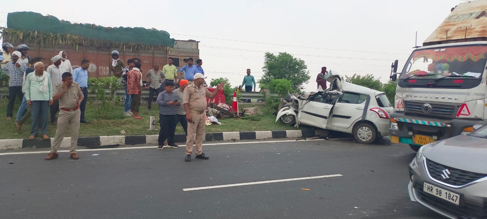 मथुराः आगरा-दिल्ली हाईवे पर ट्रैक्टर ट्रॉली और कार में हुई भिड़ंत, तीन की मौत, 18 लोग घायल