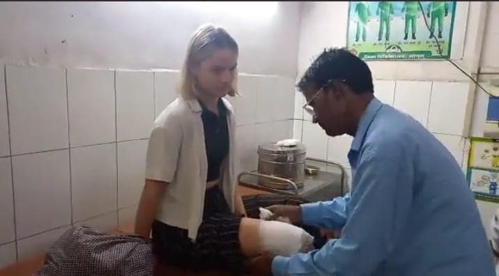 आगरा में ताजमहल के दीदार करने आई स्पेनिश महिला पर्यटक पर तीन बंदरों का हमला, गाइड ने कराया इलाज