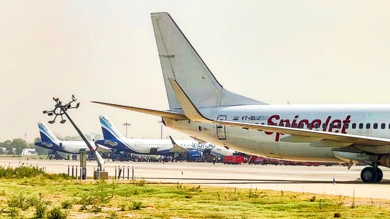 SpiceJet Flight: दिल्ली में बिजली के खंभे से टकराया यात्रियों से भरा विमान