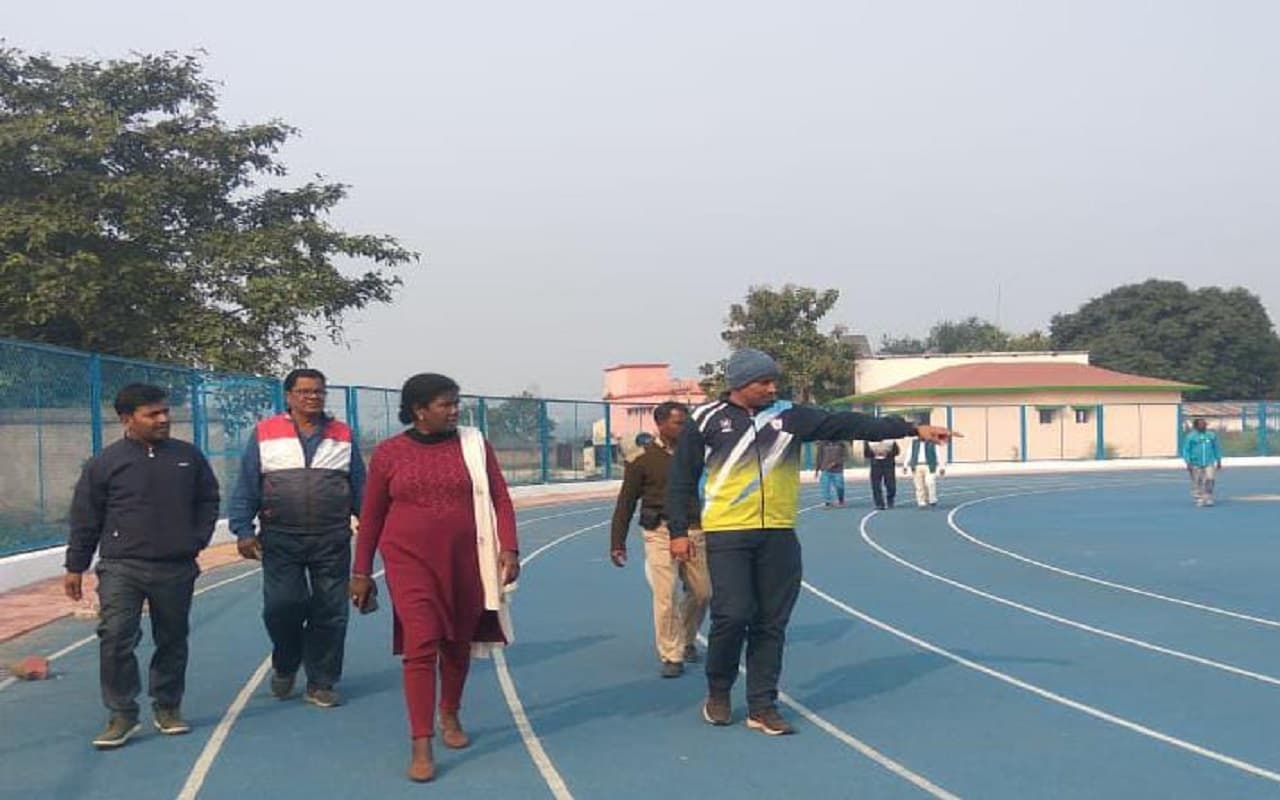 एथलेटिक्स सिंथेटिक ट्रैक एवं फुटबॉल मैदान में क्या देखकर नाराज हो गयीं खेल निदेशक सरोजिनी लकड़ा