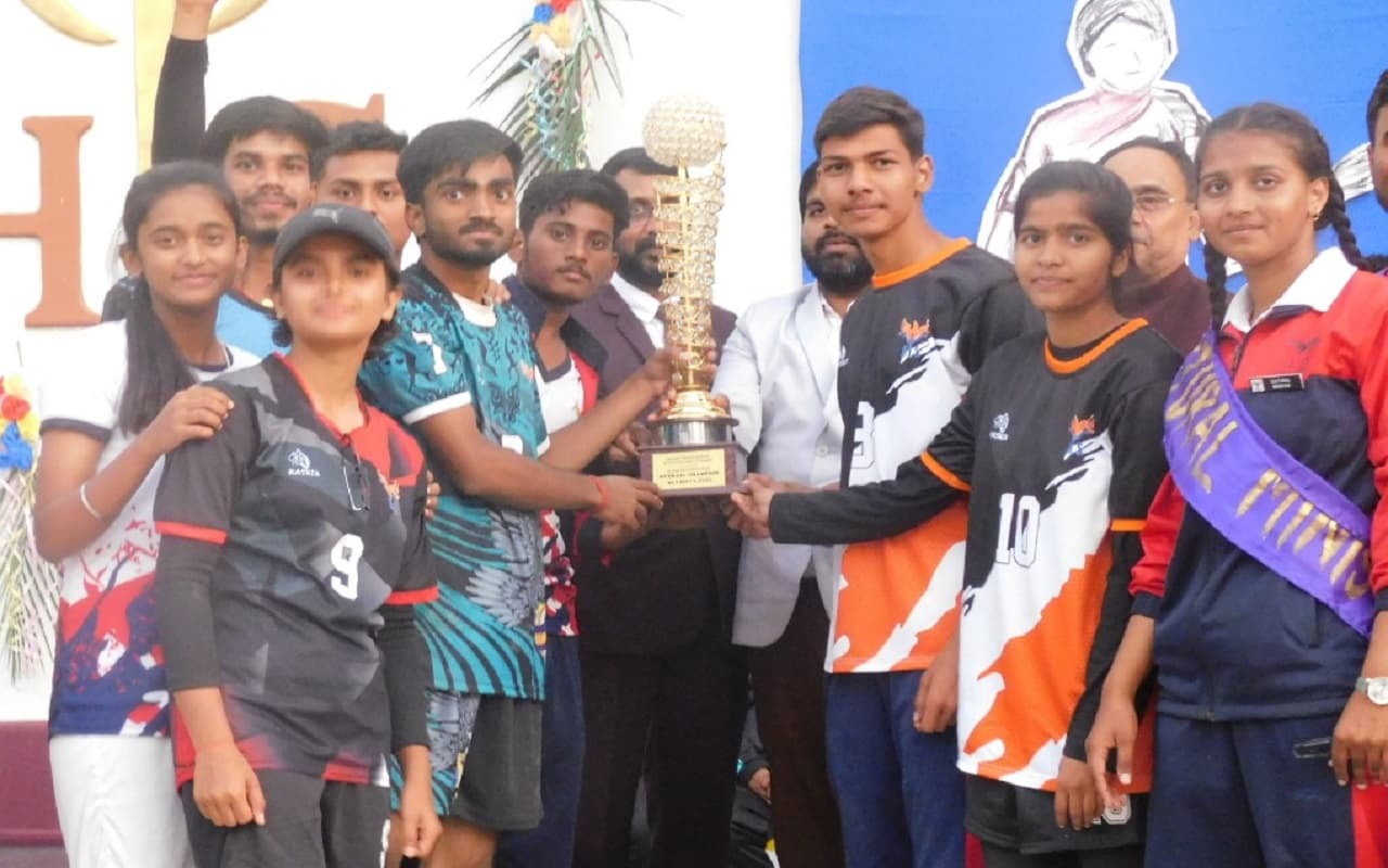 पलामू में ज्योति प्रकाश मेमोरियल अंतरविद्यालय खेल महोत्सव ओलंपिक 2022 का ओवरऑल चैंपियन बना हेरिटेज