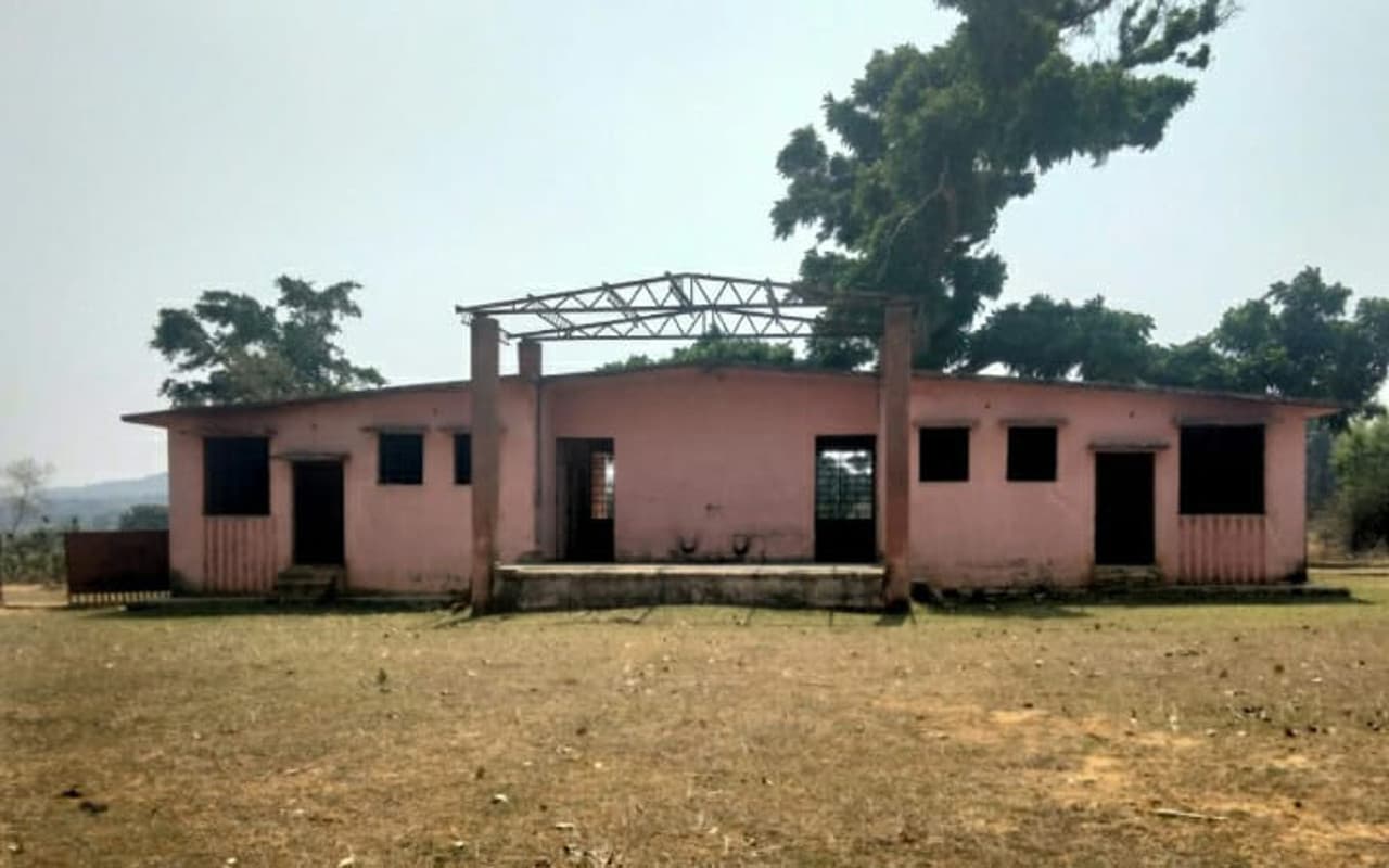 Jharkhand News: गुमला के बिशुनपुर और जारी में खेलने लायक नहीं है ग्राउंड, टूट रही सीढ़ियां