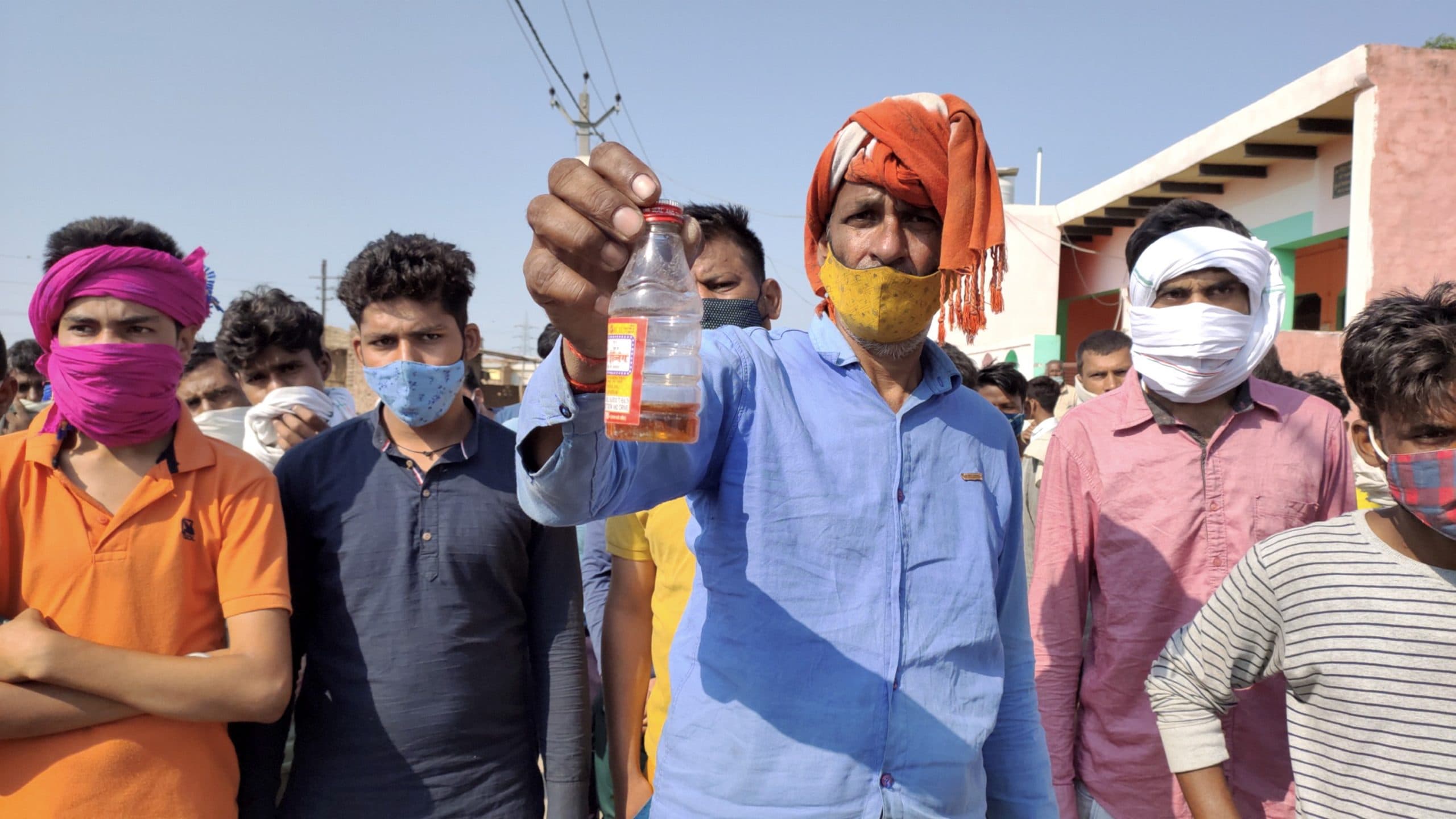 यूपी में जहरीली शराब का कहर : रात भर पोस्टमार्टम के लिए आते रहे शव, अलीगढ़ में मरने वालों की संख्या हुई 28