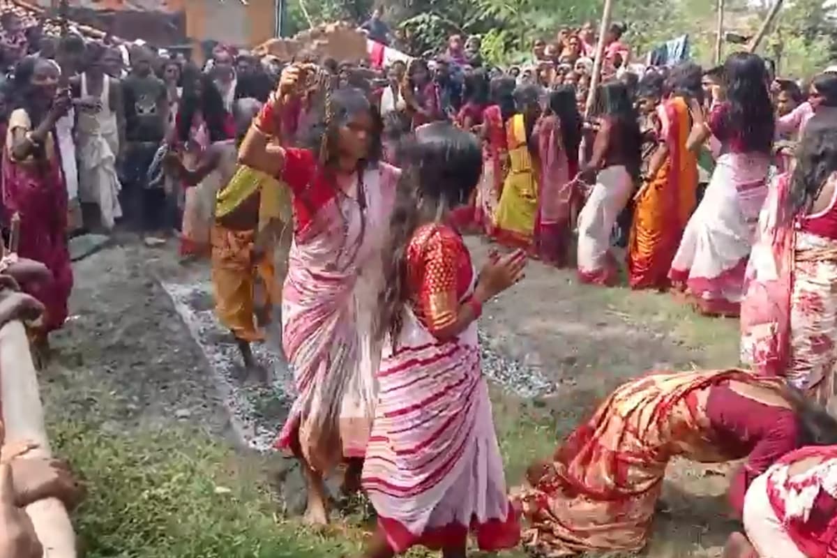 झारखंड : अपनी आराध्य देवी को खुश करने के लिए दहकते अंगारों पर चले भक्त, पैरों में नहीं पड़े छाले