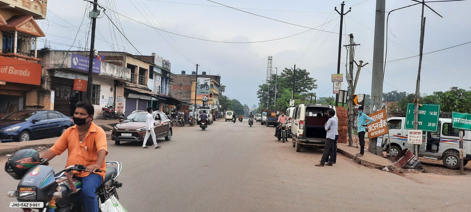 थर्मल स्कैनिंग व सोशल डिस्टैंसिंग के साथ चल रहीं बसें, कोरोना के खौफ से कम निकल रहे यात्री