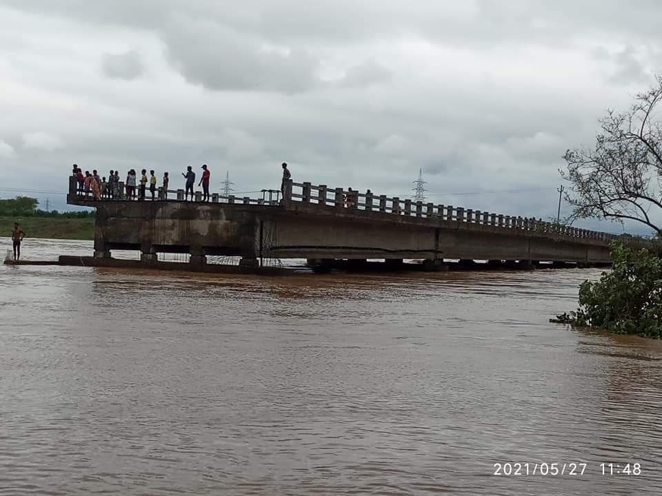 Yaas Cyclone Update In Jharkhand : चक्रवाती तूफान यास से पानी-पानी हुआ सरायकेला, नदियों का जलस्तर बढ़ने से बाढ़ जैसे हालात, जिला मुख्यालय से कटा संपर्क