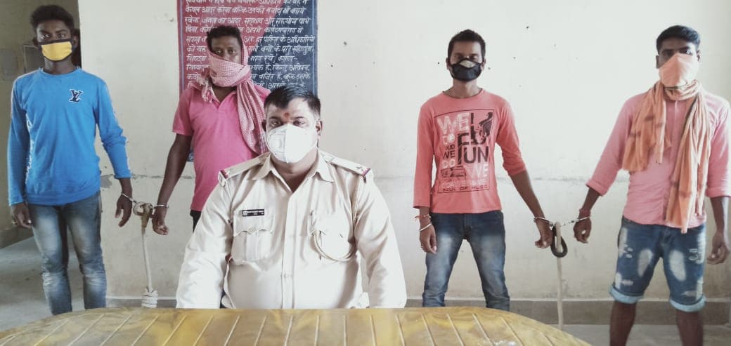 कुल्हाड़ी से मार कर घायल करनेवाले दो आरोपी गिरफ्तार, अवैध शराब की बिक्री करते दो पकड़ाये