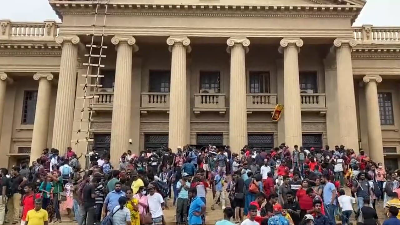 Sri Lanka Crisis: राष्ट्रपति भवन पर कब्जा, नोट गिनते दिख रहे प्रदर्शनकारी, Video वायरल