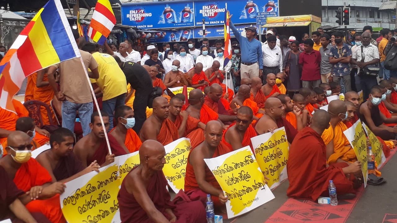 Explainer: आर्थिक बदहाली नहीं, बौद्ध भिक्षुओं के गुस्से ने श्रीलंका के राष्ट्रपति को किया सत्ता से बेदखल!