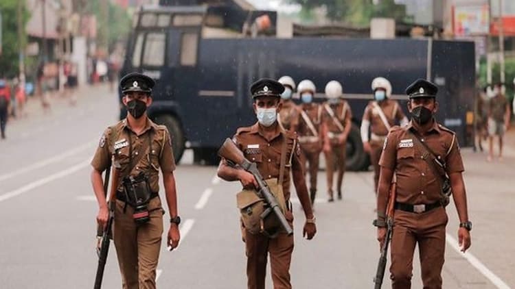 श्रीलंका में राजनीतिक संकट गहराया: रक्षा मंत्रालय ने दिये दंगाइयों को गोली मारने के आदेश