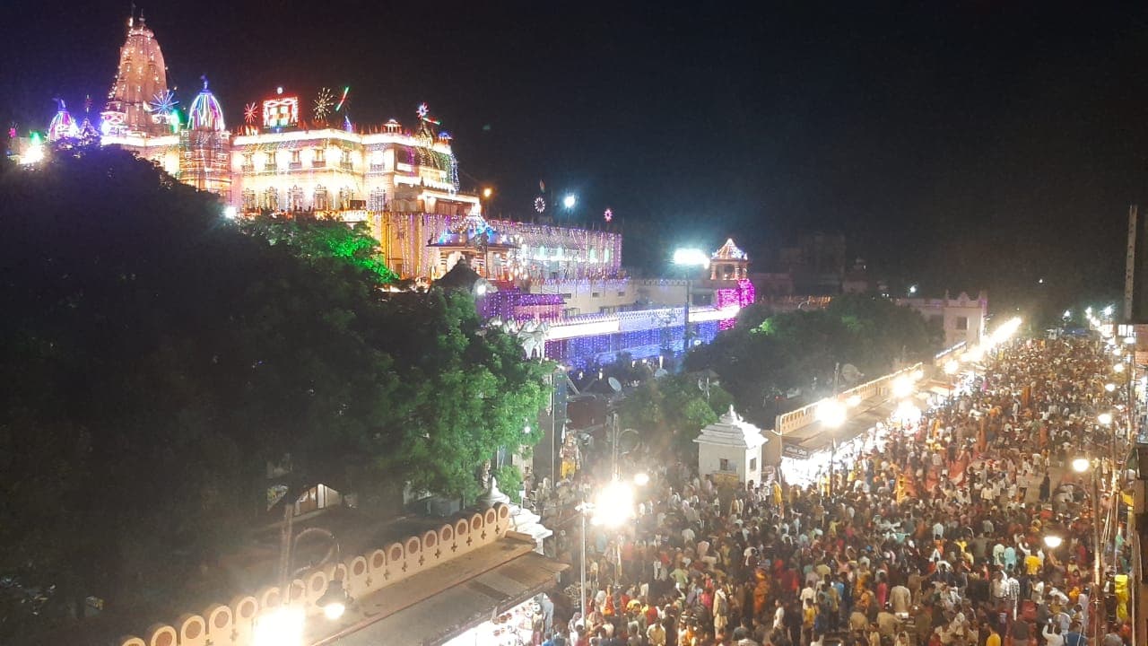 इस बार अलग होगी मथुरा की श्रीकृष्ण जन्माष्टमी , 3 किमी की होगी शोभायात्रा, बांके बिहारी के दर्शन को लाइन...