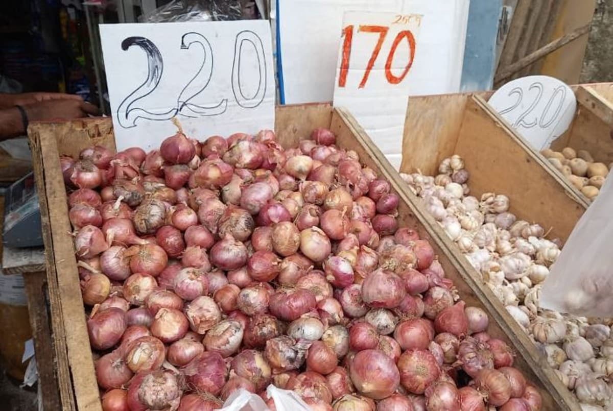 Sri Lanka Crisis : श्रीलंका में आलू-प्याज तक 220 रुपये किलो, लोगों को पड़ रहे खाने के लाले