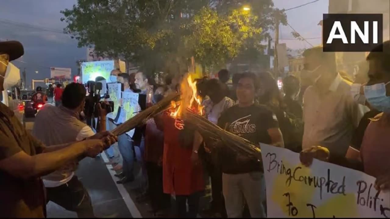 दबाव के आगे झुकी श्रीलंका की सरकार, विरोध प्रदर्शनों से पहले कई इलाकों से हटाया कर्फ्यू