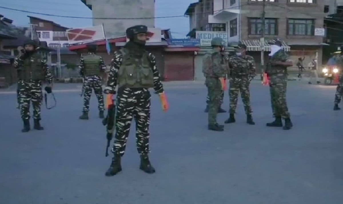 WATCH VIDEO : जम्मू-कश्मीर में सुरक्षा बलों के साथ मुठभेड़ में हिजबुल मुजाहिदीन के दो आतंकी ढेर