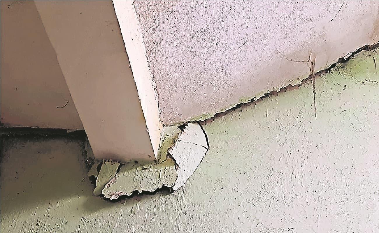 Biharsharif : चार मंजिला मकान में दरार आने से लोगों में दहशत, निगम ने कई मकानों को दिया खाली करने का नोटिस