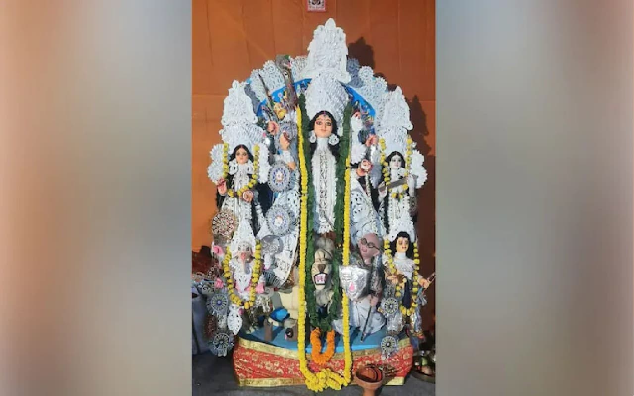 दुर्गा पूजा पंडाल में महात्मा गांधी को असुर रूप में दर्शाने से विवाद, गिरफ्तारी की मांग, दर्ज हुई शिकायत